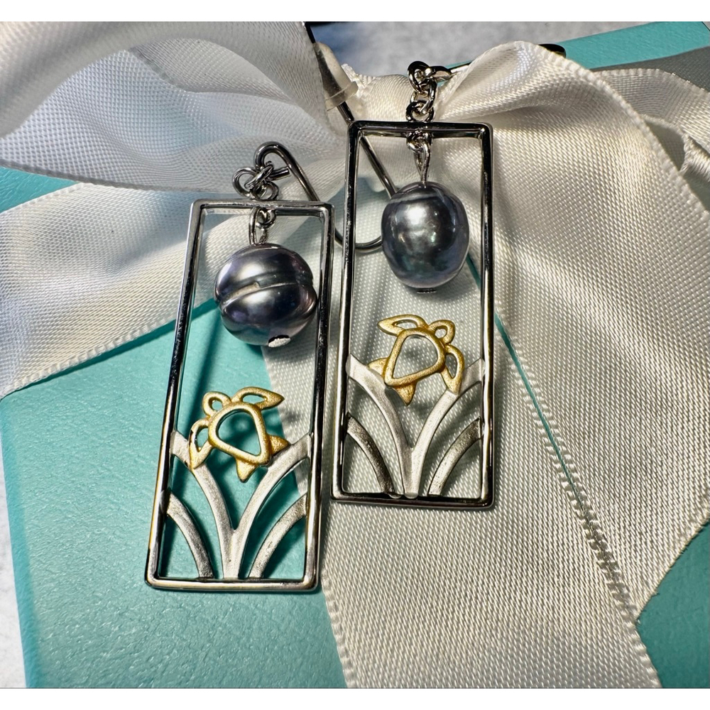 Turtle oblong earrings with black pearl